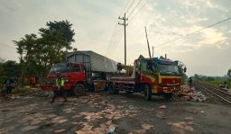 Truk Wing Boks Tertabrak Kereta Api di Sidoarjo, Sopir Tewas Terjepit Kabin