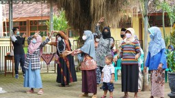 Senam Bareng Lansia, Bupati Ipuk Kampanyekan Vaksinasi Covid-19 di Banyuwangi