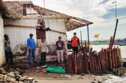 Sebuah Rumah dan Musala di Pasuruan Rusak Diterjang Gelombang Tinggi