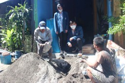 Wujudkan Sanitasi Sehat, UK Petra Bangun Jamban Warga Eks Lokalisasi Dolly
