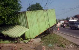 Truk Boks Tabrak Pagar Rumah Warga di Ponorogo, Sopir dan Kernet Terluka