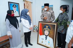 Terima Lukisan dari Pelukis Difabel, Bupati Ipuk: Banyuwangi Siapkan Ruang Seni