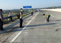 Sedan BMW Tabrak Truk di Tol Pandaan-Malang, Pengemudi asal Gresik Tewas