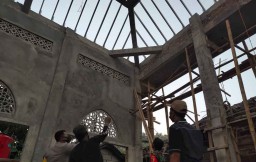 Seorang Pekerja Tewas Tersetrum saat Pasang Galvalum Masjid