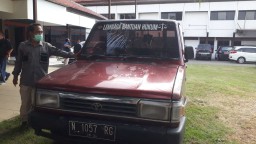 Mobil Istri Tersangka Kasus Pemotongan BOP Madrasah-Ponpes Kota Pasuruan Disita