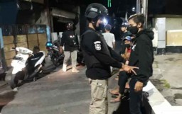 Pesta Miras Cukrik di Surabaya Digerebek, 17 Pemuda hingga Sajam Diamankan