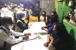 Belasan Wanita Penghibur dan Miras Ditemukan saat Razia Prokes di Mojokerto