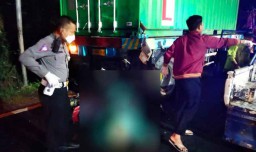 Tabrak Truk yang Berhenti, Seorang Biker Tewas dan Motor Sportnya Ringsek