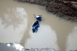 Tak Tahu Jembatan Putus, Pria Ngawi ini Terjun ke Sungai Bersama Motornya