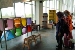 Mahasiswa UK Petra Surabaya Olah Limbah Padat Jadi Produk Interior