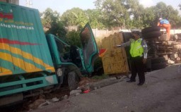 Dua Truk Tabrakan di Tol Gempas hingga Terguling, Satu Orang Patah Tulang