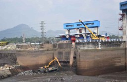 Optimalkan Daya Tampung, Jasa Tirta Gelontor Sedimentasi Bendungan Sengguruh