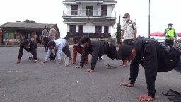 Nongkrong saat PPKM Darurat, Puluhan Anak Muda Dihukum Push Up dan Dirapid Test