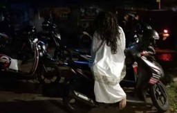Kuntilanak ini Bubarkan Warga yang Nongkrong di Warung