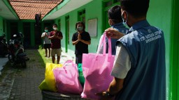 UMSurabaya Salurkan Ratusan Paket Sehat Gratis untuk Pasien Covid-19 Isoman