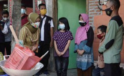 Ning Ita Berikan Bantuan ke Warga Terdampak Covid-19 di Kota Mojokerto