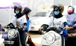 2 Cewek NasDem ini Antar Makanan untuk Warga Kota Probolinggo yang Isoman