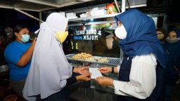 Cerita PKL hingga Warung Kecil di Banyuwangi Terima Bantuan Uang dari Pemkab