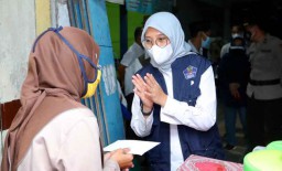 Bupati Ipuk Kembali Bagi Uang Tunai untuk PKL dan Warung Kecil di Banyuwangi