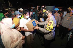 Bagikan Bansos ke Warga Surabaya, Kapolda Jatim Ajak Patuhi Aturan Pemerintah