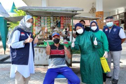 Pacu Vaksinasi PKL dan Warung Kecil, Bupati Ipuk: Badan Sehat, Ekonomi Pulih