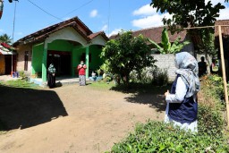 Berkeliling Jenguk Warga Isoman, Bupati Ipuk Kirim Vitamin dan Sembako