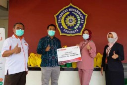 Bareng Bank Jatim, UMSurabaya Bagi Alat Kesehatan untuk Warga yang Isoman