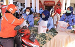 Kemenkumham Bagikan Ribuan Sembako ke Warga Terdampak Pandemi di Jatim