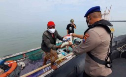 Saat Polisi Bagikan Beras hingga Masker ke Nelayan di Selat Madura