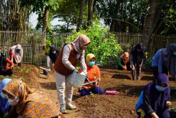 Jumat Barokah, Ning Ita Sapa dan Ringankan Beban Warga Kota Mojokerto