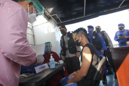 Polairud Polda Jatim Gelar Vaksinasi Bagi Nelayan dan Warga Pesisir Gresik