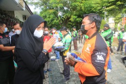 Pemkab Salurkan 1,9 Ton Beras kepada Pengemudi Ojol di Banyuwangi