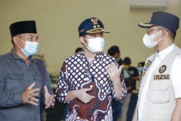 Sidak ke Bangkalan, Emil Dardak Temukan Beras Bansos Tak Layak Konsumsi