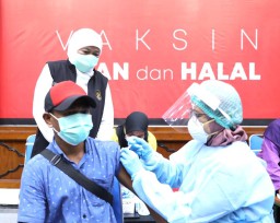 Warga NTT di Surabaya Berterima Kasih Usai Terima Vaksin