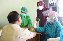 Tenaga Kesehatan di Mojokerto Mulai Divaksin Dosis 3