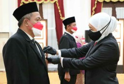 Khofifah Sematkan Satyalancana Karya Satya 2021 kepada 576 ASN di Jatim