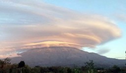 2 Hari Gunung Lawu Bertopi Awan, BMKG Sebut Berbahaya Bagi Penerbangan Rendah