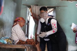 Ning Ita Beri Modal Usaha dan Sepeda Baru untuk Pedagang Gorengan