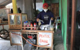 Kisah Anak Yatim di Ponorogo Jual Pentol Keliling untuk Bantu Ekonomi Keluarga