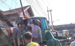 Sopir Diduga Ngantuk, Truk Trailer Tabrak Rumah di Surabaya hingga Rusak Parah