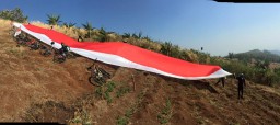 Pesepeda Bentangkan Bendera Merah Putih Sepanjang 50 Meter di Bukit Tangkol