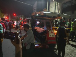 Pilihan Pembaca: Pria Tewas Ditusuk di Surabaya hingga Kisah Bapak Lumpuh 