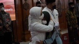 Peluk Anak Yatim Korban Pandemi Covid-19, Ning Ita Berlinang Air Mata