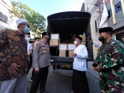 Kapolrestabes Surabaya Silaturahmi Sambil Bagi Paket Bantuan ke PCNU Surabaya