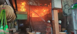 200 Lapak Pedagang Ludes Terbakar di Pasar Kembang Surabaya