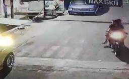 Aksi Komplotan Curanmor Beraksi di Dinoyo Surabaya Terekam CCTV