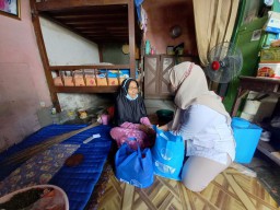 Sumirah Lansia Sebatang Kara di Surabaya, Akhirnya Terima Bantuan