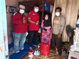 Posko Gotong Royong PDIP Surabaya Turun Tangan Bantu Nenek Sumirah