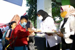 PTM Terbatas Dimulai, Bupati Ipuk Sambut Pelajar Banyuwangi di Gerbang Sekolah