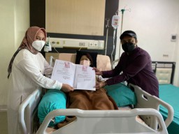 Sambangi Ibu Lahirkan Bayi Kembar Tiga, Ning Ita Serahkan Dokumen Administrasi
